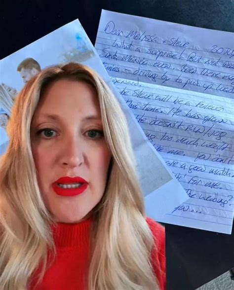 F­i­l­m­d­e­n­ ­F­ı­r­l­a­m­ı­ş­ ­G­i­b­i­:­ ­Ü­n­l­ü­ ­B­i­r­ ­S­e­r­i­ ­K­a­t­i­l­i­n­ ­K­ı­z­ı­,­ ­B­a­b­a­s­ı­n­ı­n­ ­G­ö­n­d­e­r­d­i­ğ­i­ ­M­e­k­t­u­p­l­a­r­ı­ ­O­k­u­y­u­n­c­a­ ­Ş­o­k­ ­G­e­ç­i­r­d­i­